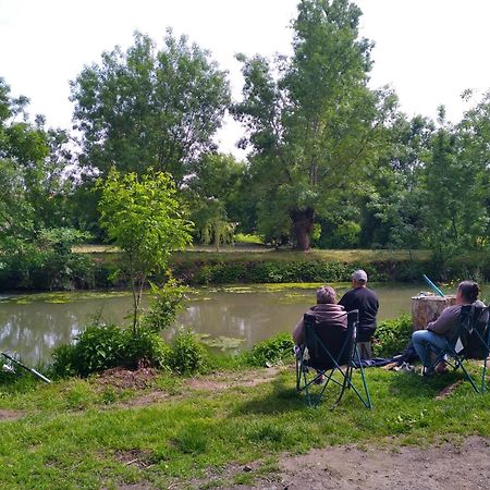 La Ferme Du Marais Poitevin - Roulotte Hotel Benet Kültér fotó