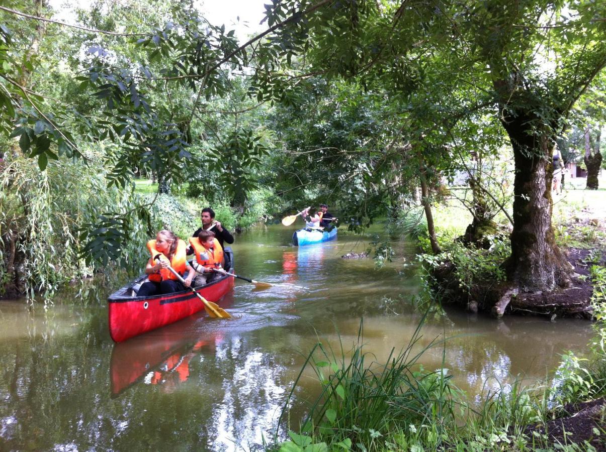 La Ferme Du Marais Poitevin - Roulotte Hotel Benet Kültér fotó